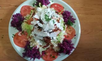 Zeleninový salát s kuřecím masem a česnekovým dresingem